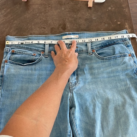 Levi’s Boyfriend Cut Jeans in Light Wash with stretch| 33 - Picture 6 of 8